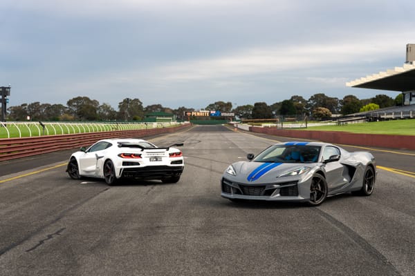 Chevrolet Corvette E-Ray vs Z06 track test